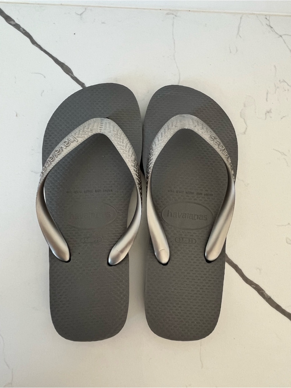 Havaianas Flip Flops Casual Dress Metallic Silver Straps Grey Bottom Women's 7/8